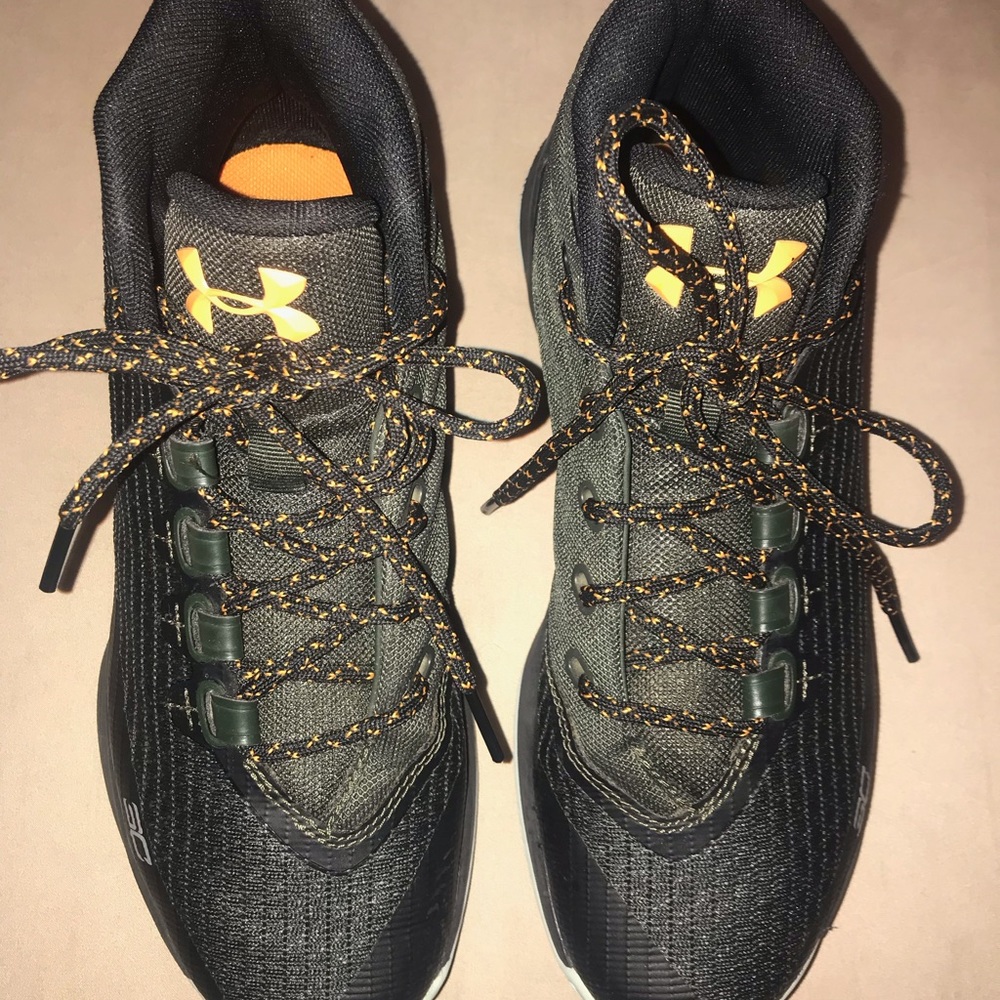 Like new  Youth Under Armour Curry 3
